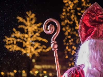 Rencontre avec le St Nicolas et son âne et distribution de friandises aux enfants à Niederbronn-les-Bains